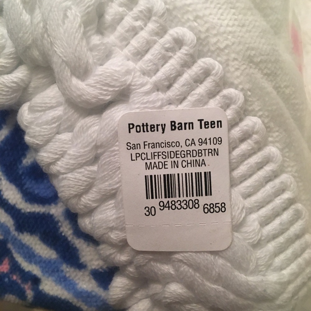 New Lilly Pulitzer 64” Round Towel Cliffside Garden - Picture 6 of 7